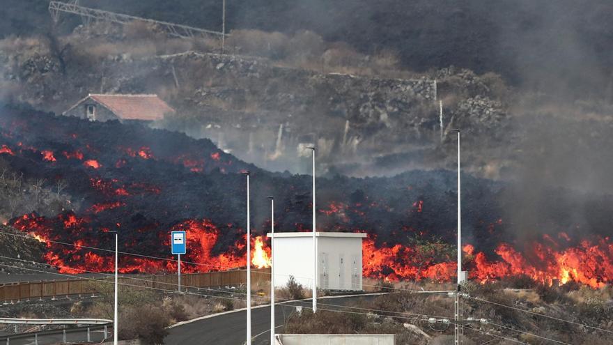 El campo de fútbol de La Laguna, engullido por la lava