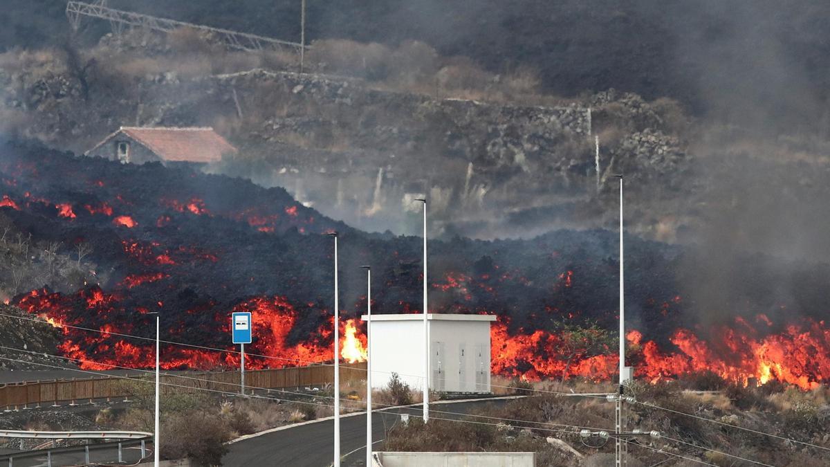 El campo de fútbol de La Laguna, engullido por la lava