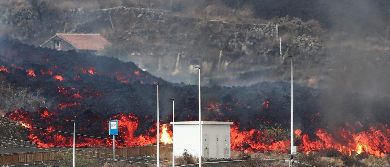 El campo de fútbol de La Laguna, engullido por la lava