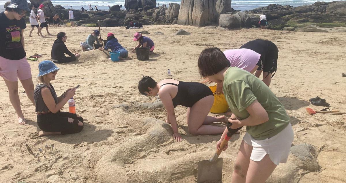 Cinco de los estudiantes junto a una delas obras. | // INSTITUTO MONTE DA VILA
