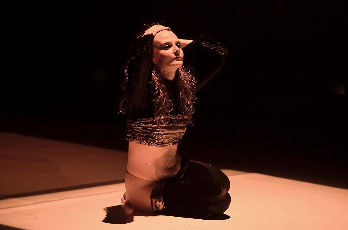 La bailarina brasileña Poliana Lima presenta Oro negro en el Carme Teatre durante Dansa València