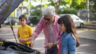 La DGT avisa: si tienes más de 70 años y vas a renovar tu carnet de conducir estás exento de pagar