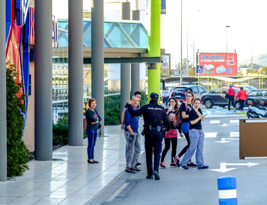 Desalojan la zona de ocio del centro comercial de Carrefour Petrer por un incendio