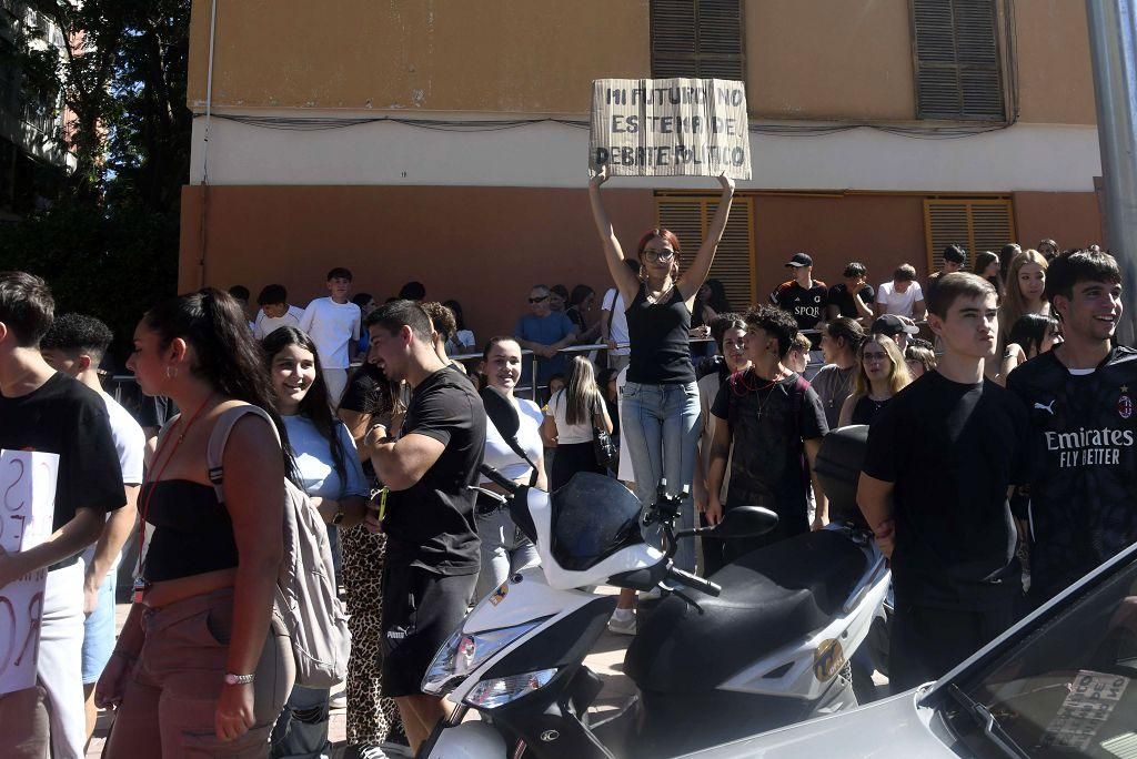 Todas las imágenes de la protesta por la Ebau y las cargas policiales junto a la Consejería de Educación