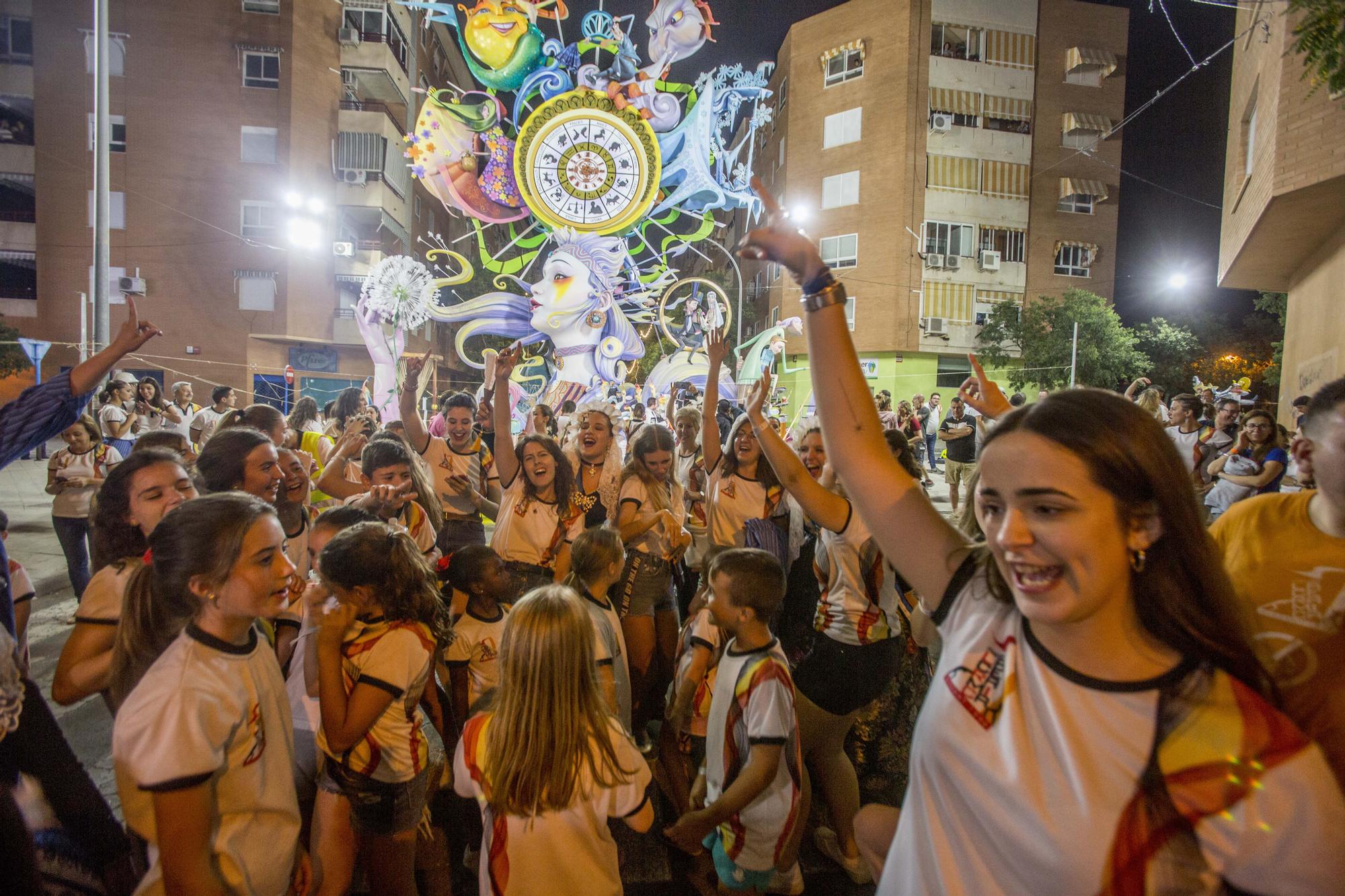 Fiesta previa a la cremà de la hoguera de La Cerámica, ganadora del primer premio Especial en 2019