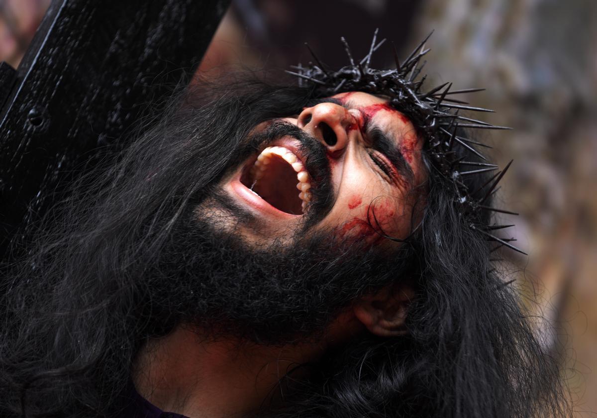 Las mejores imágenes de la pasión de Cristo recreada en Bombay.