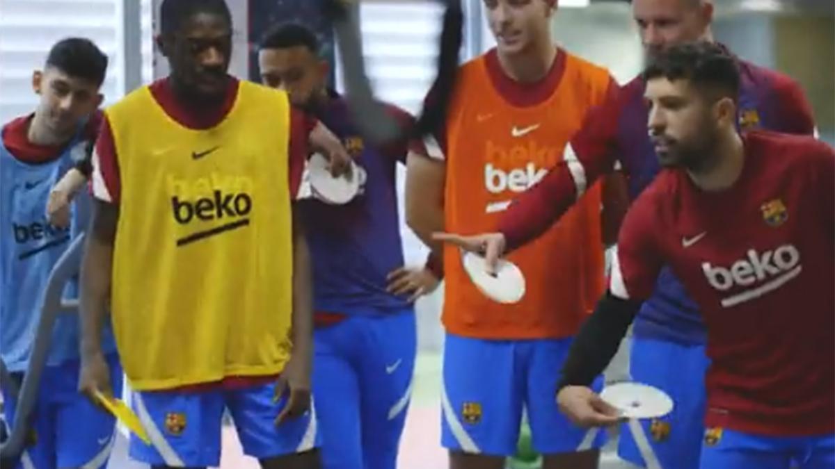 ¡Piques y diversión no solo en el césped! Xavi revoluciona los entrenamientos del Barça