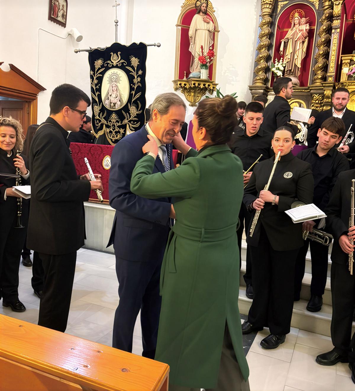 Mariví Martínez impone la medalla de la Archicofradía a Rafael Salcedo