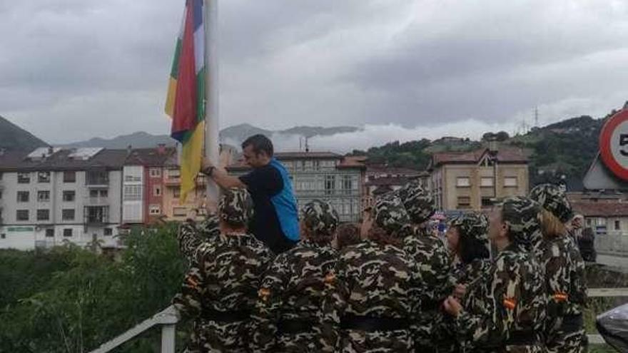 Arriondas iza la bandera del Sella a un mes del Descenso