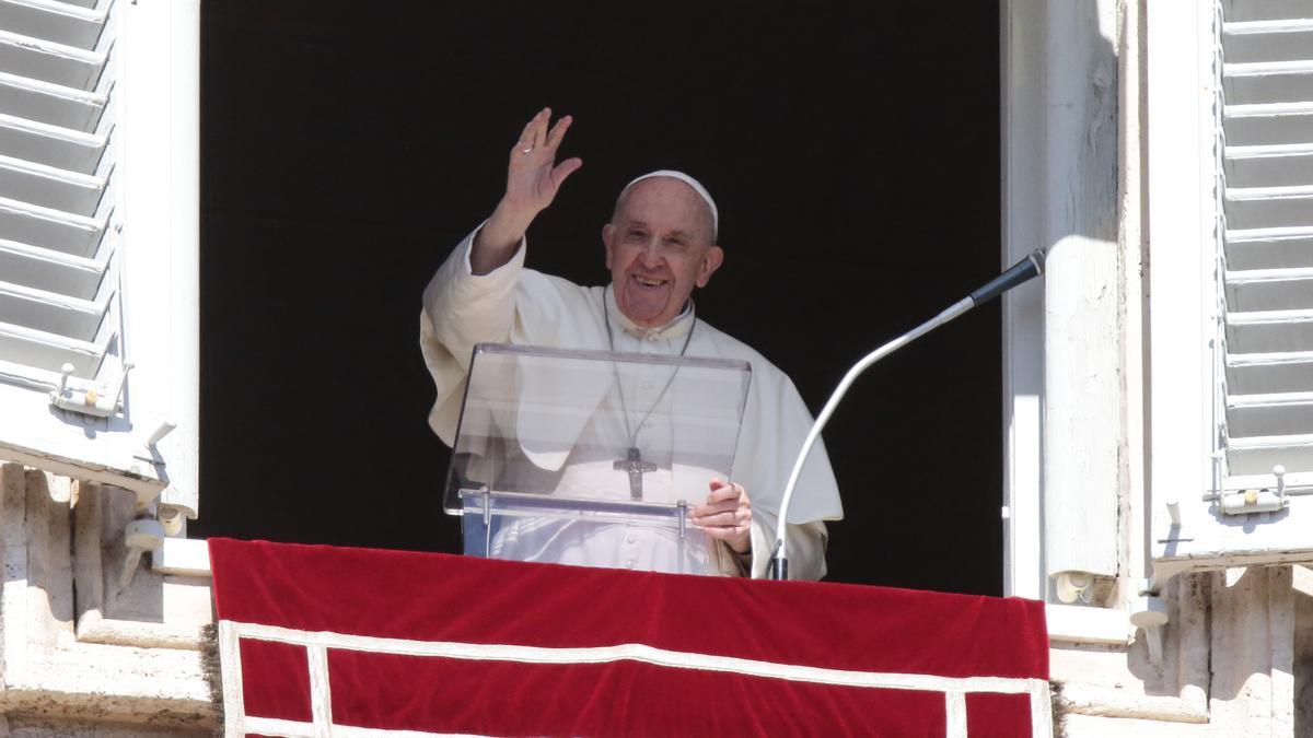 El Papa Francisco, en uno de los balcones del Vaticano