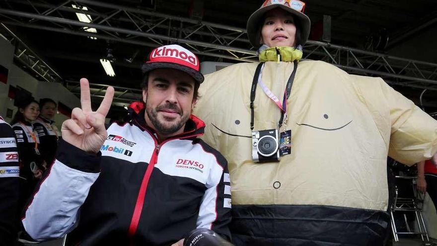 Fernando Alonso, ayer, con una aficionada disfrazada.