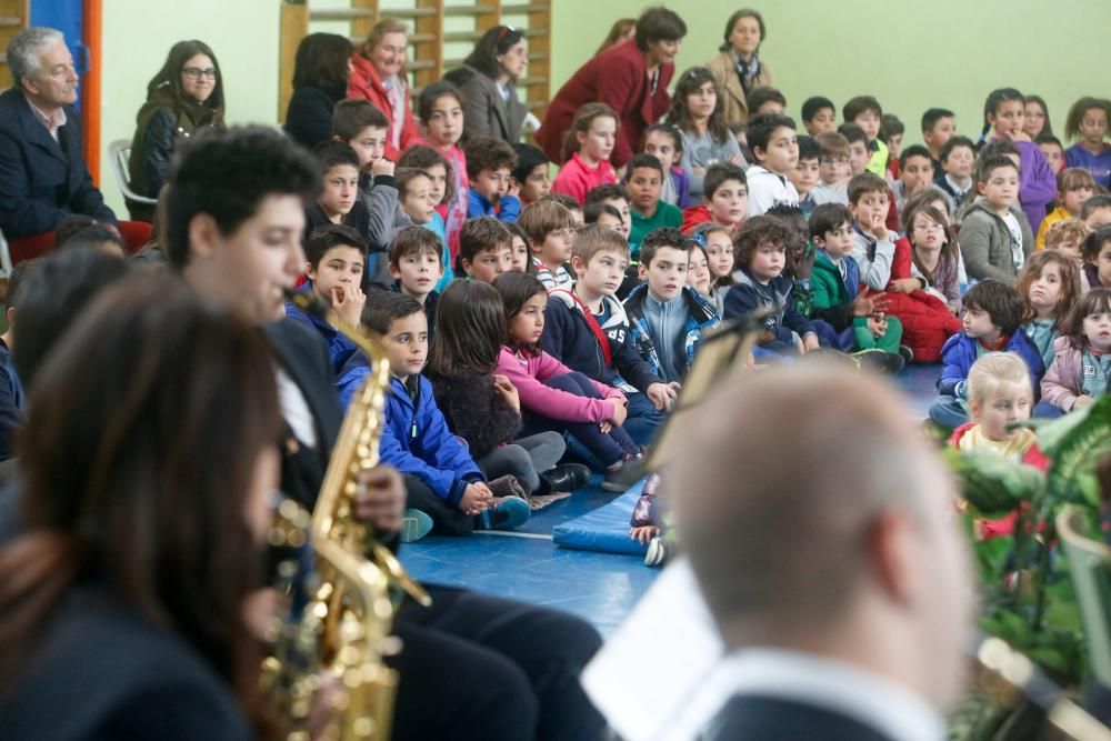 Concierto de la Banda de Música en el colegio Enrique Alonso bajo la dirección de Daniel Santos