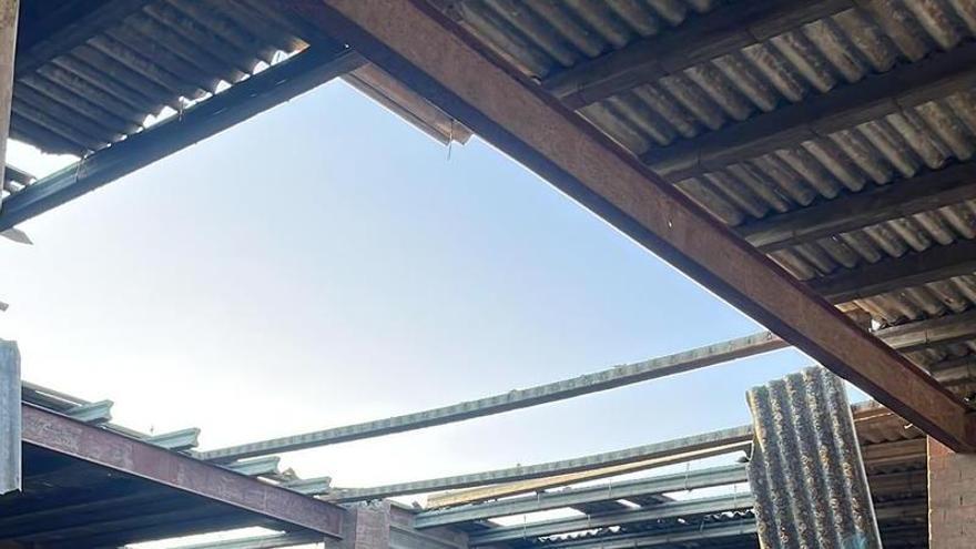 El misteri del possible tornado o esclafit a Foixà deixa 1.300 metres quadrats de desperfectes en una granja