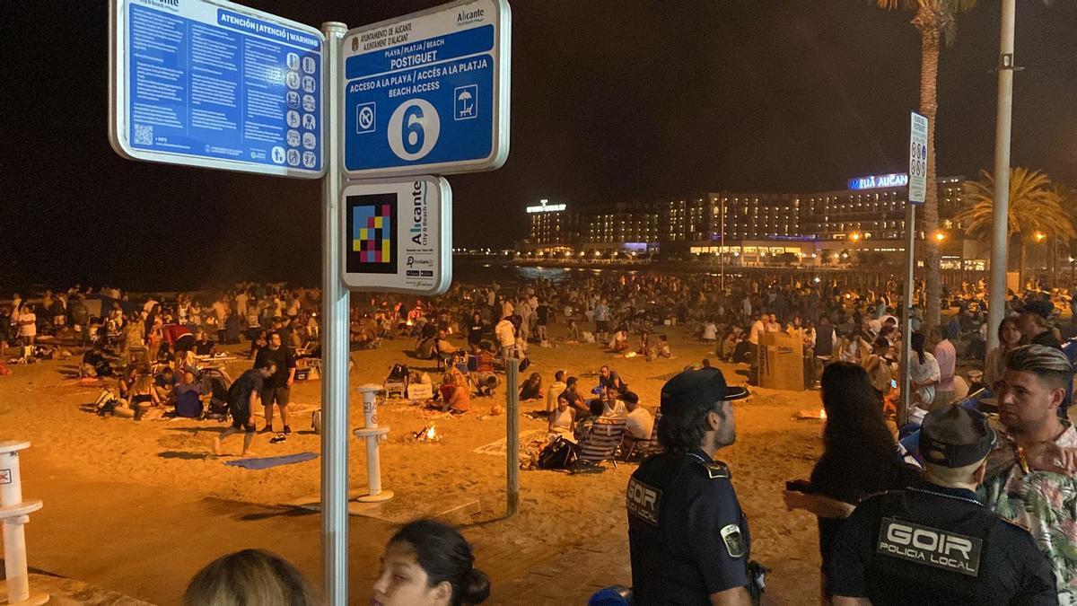 Imagen que ofrecía la Playa del Postiguet en Alicante durante la noche de San Juan.