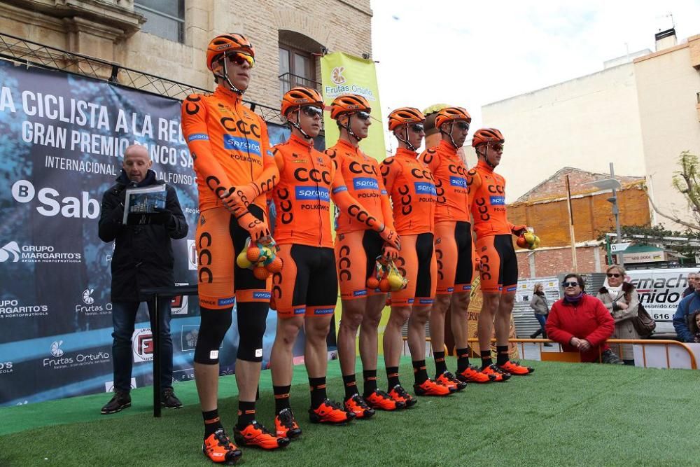 Ambiente a la salida y la llegada de la Vuelta Ciclista a Murcia