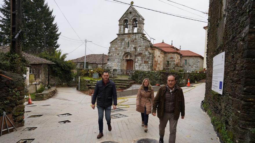 José Cuñarro, izquierda, con Paz Pérez y Crespo, en una reciente visita a las obras en Donramiro /concello