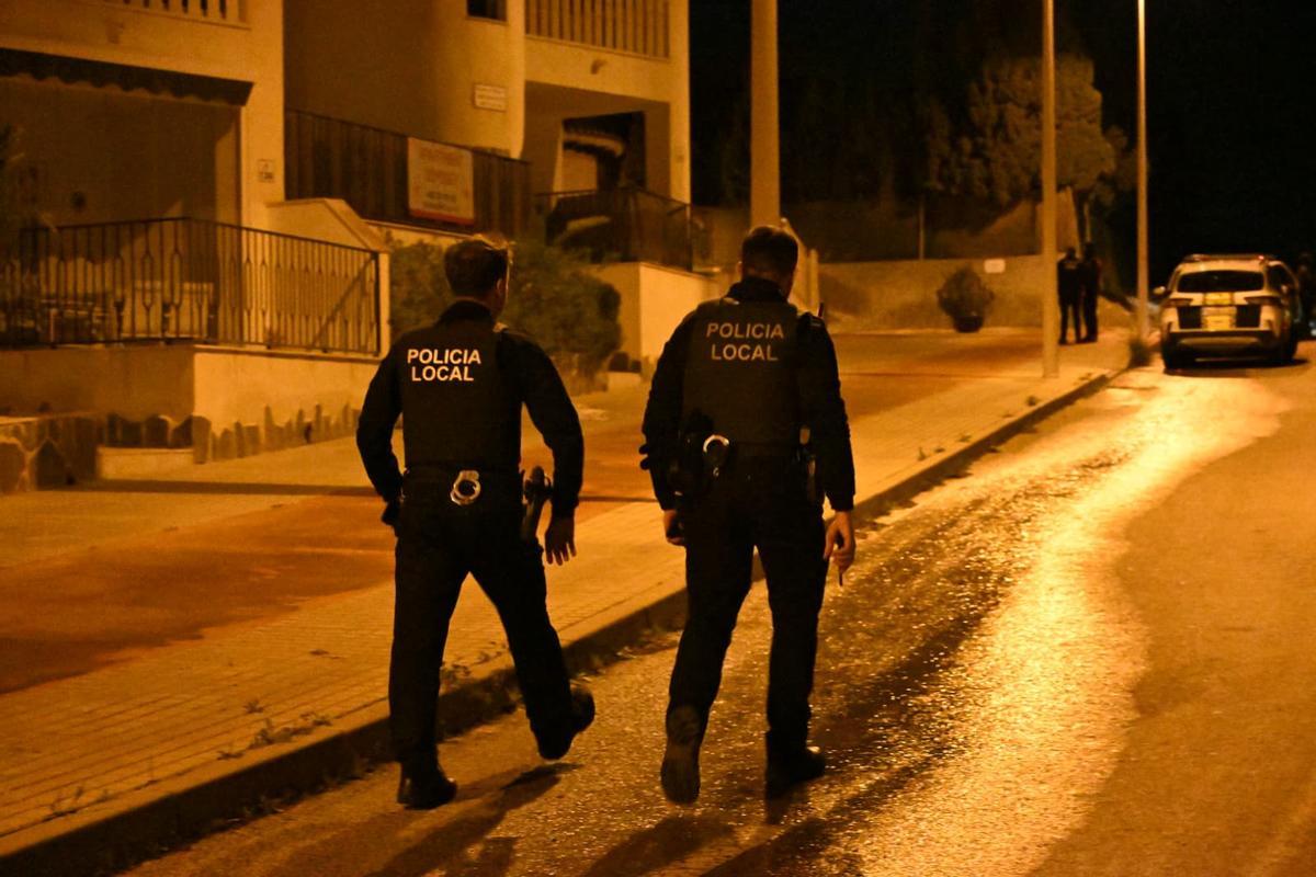 Alarma en una urbanización de La Marina en Elche por el hallazgo de dos hombres muertos