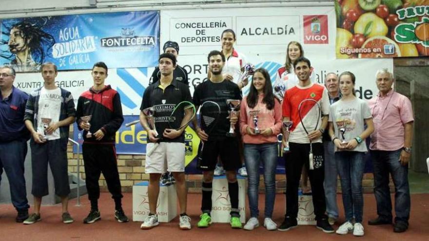 Foto de familia de todos los galardonados en el Trofeo Cidade de Vigo.