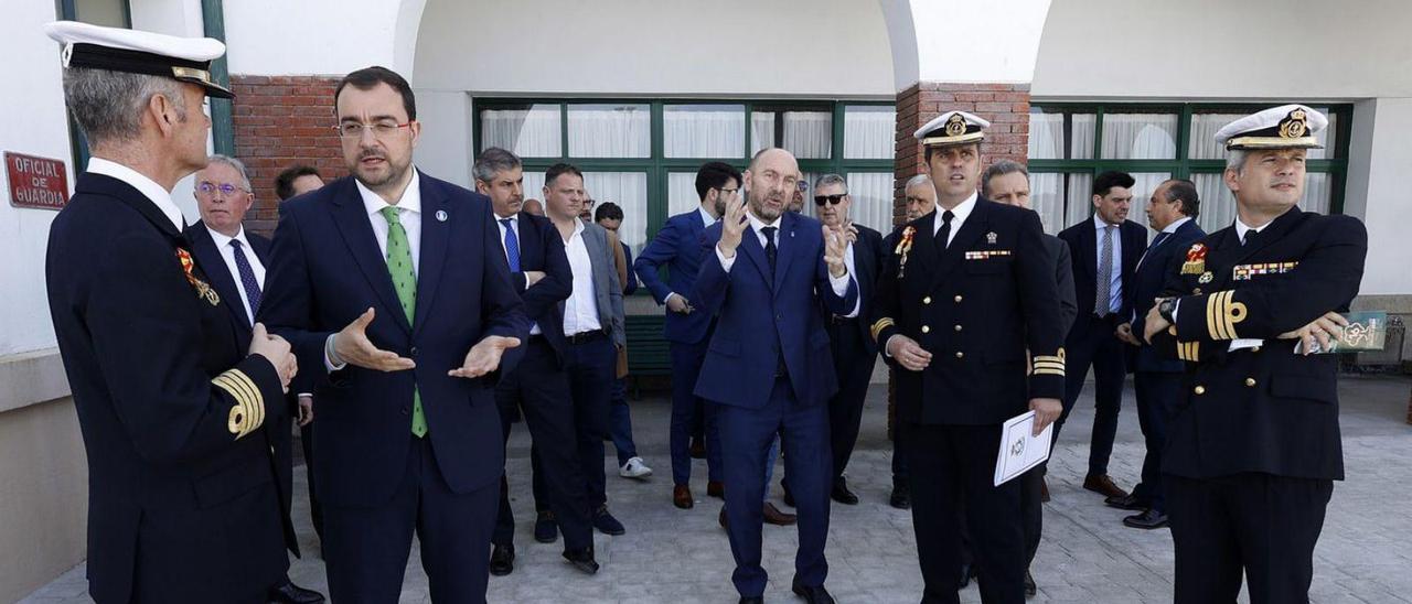 Barbón y Cofiño (en el centro) acompañados por los mandos de la Escuela Naval Militar. |   // GUSTAVO SANTOS