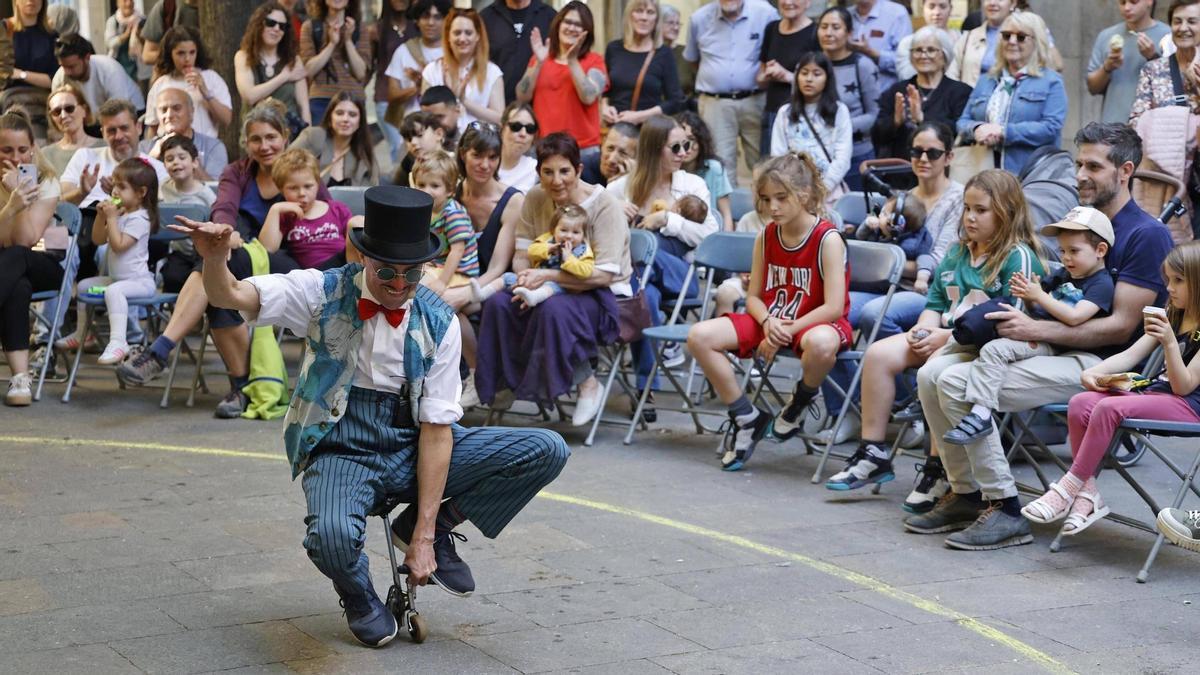 Fotos de les Festes de Primavera, amb espectacles de circ i la trobada de sacaires.