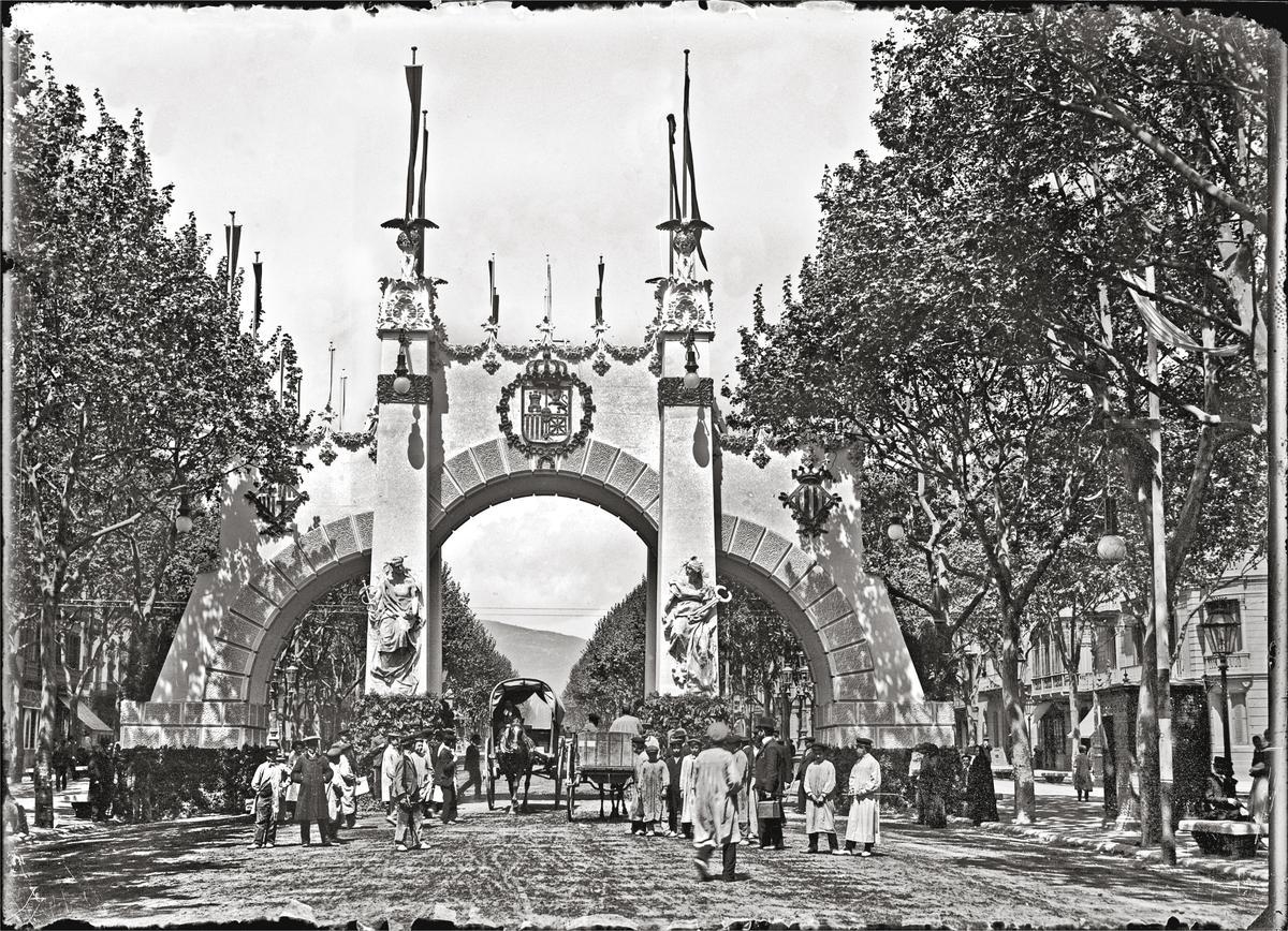 Sin reparar en gastos, arco de triunfo en honor de la visita de Alfonso XII a la ciudad.