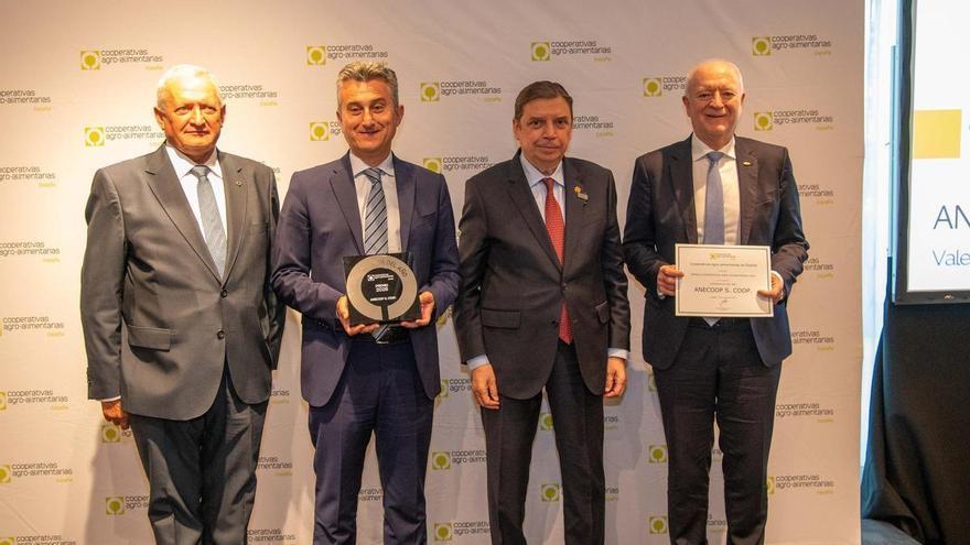 nas entrega el premio cooperativa del año a Anecoop