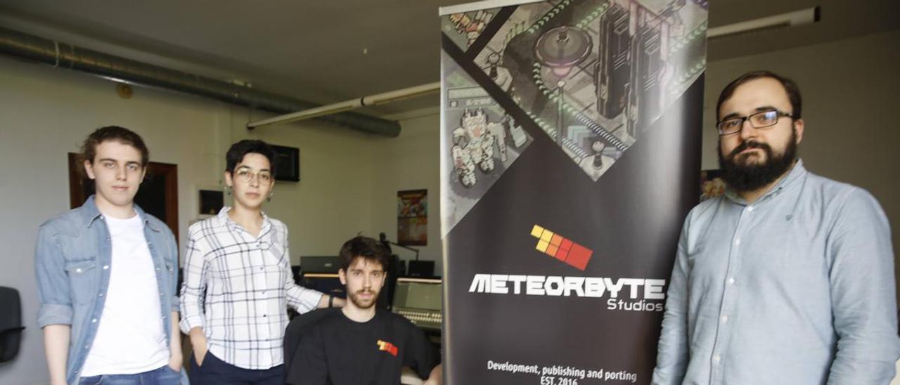 A la derecha, Phil González, con sus compañeros, en la sede de su empresa de  videojuegos: Santiago  Fernández, Inmaculada Martínez y, sentado, Fabio Cuartas. | Ángel González