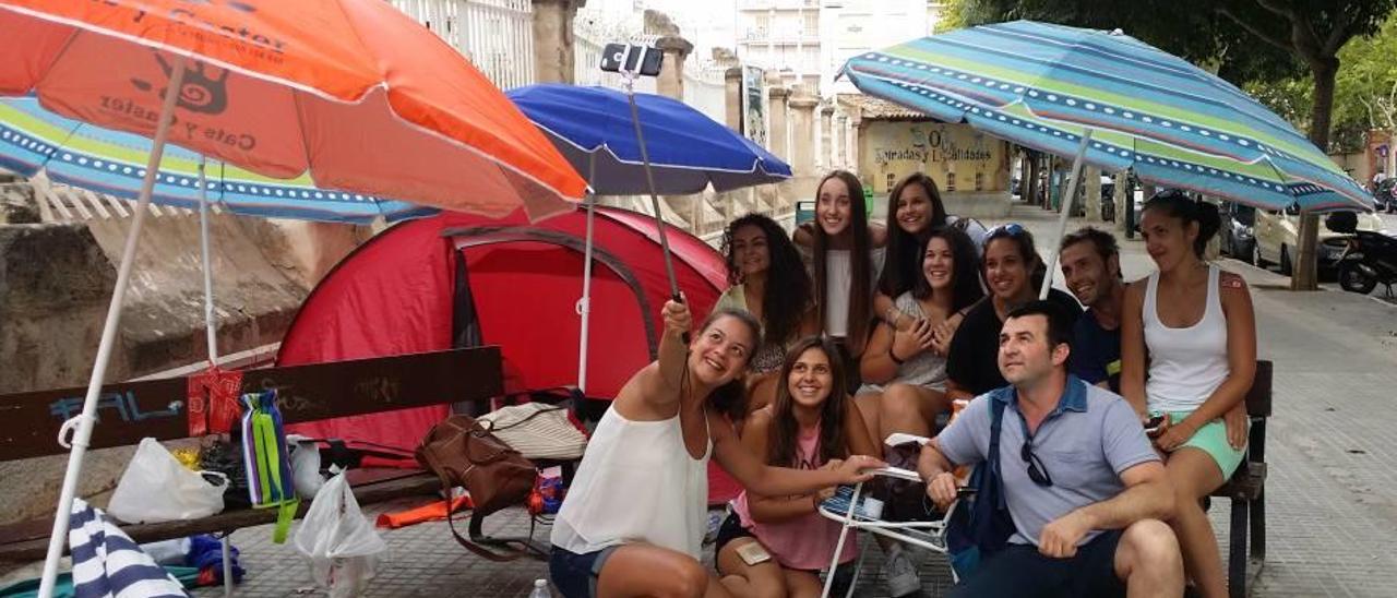 &#039;Selfie&#039; de una turista con las fans de Alborán.