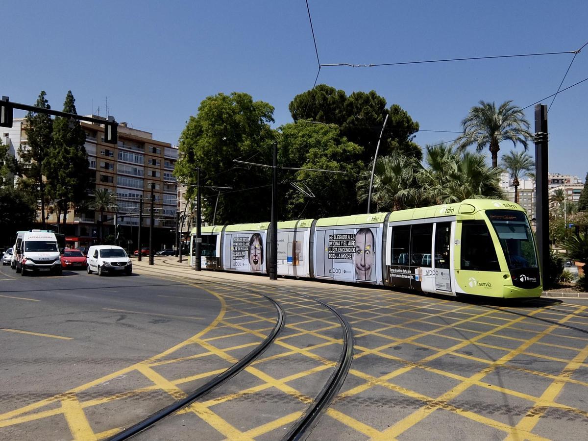 El tranvía de Murcia a su paso por la plaza Circular