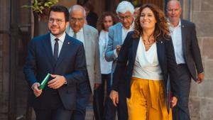 El president Pere Aragonès y la consellera Laura Vilagrà este martes dirigiéndose a la reunión del Govern.