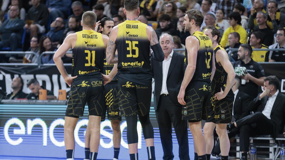 Vidorreta habla con los suyos durante el derbi frente al Granca.