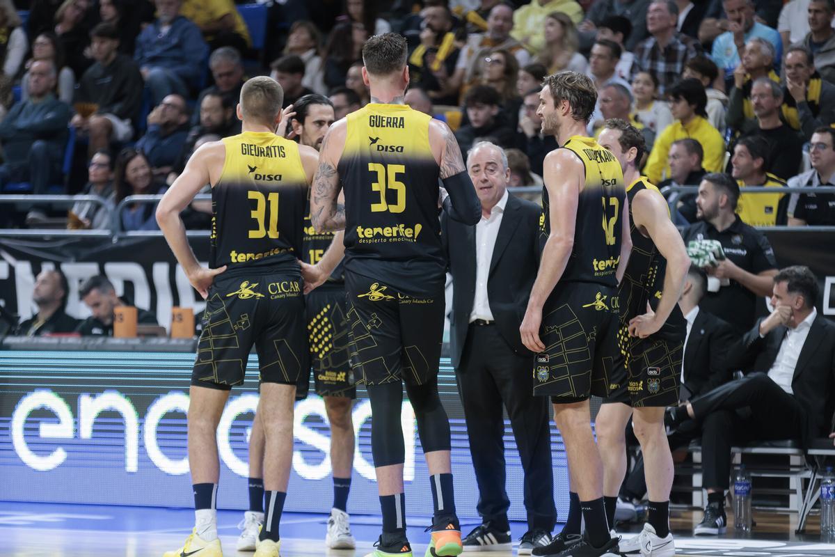 Vidorreta habla con los suyos durante el derbi frente al Granca.