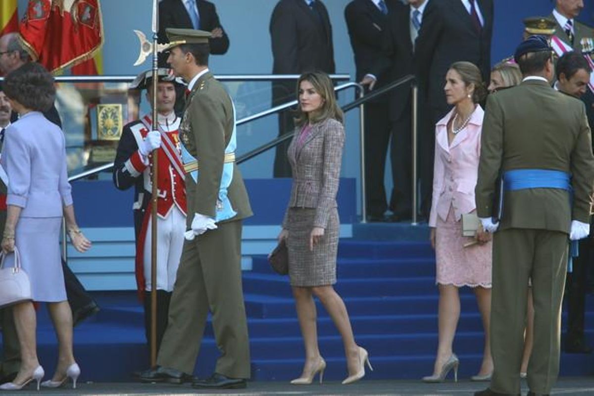 La Reina, els prínceps d’Astúries i la infanta Elena, durant la desfilada d’aquest matí a Madrid.