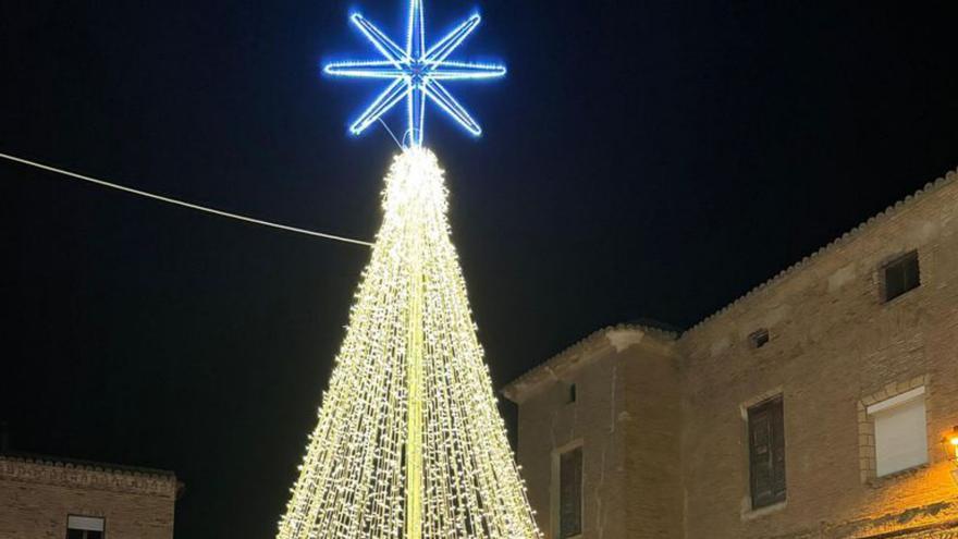Las luces de Navidad ya iluminan el municipio.