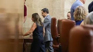 Moreno abandona el Parlamento cuando el PSOE le pide el cese del alcalde de Algeciras: "Espectáculo bochornoso"