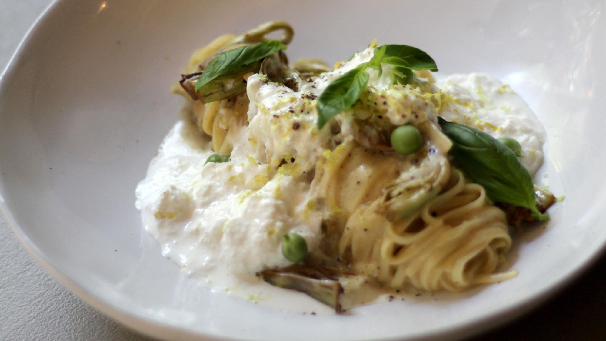 Tagliolini al limón con alcachofas y stracciatella de Green Spot Diagonal