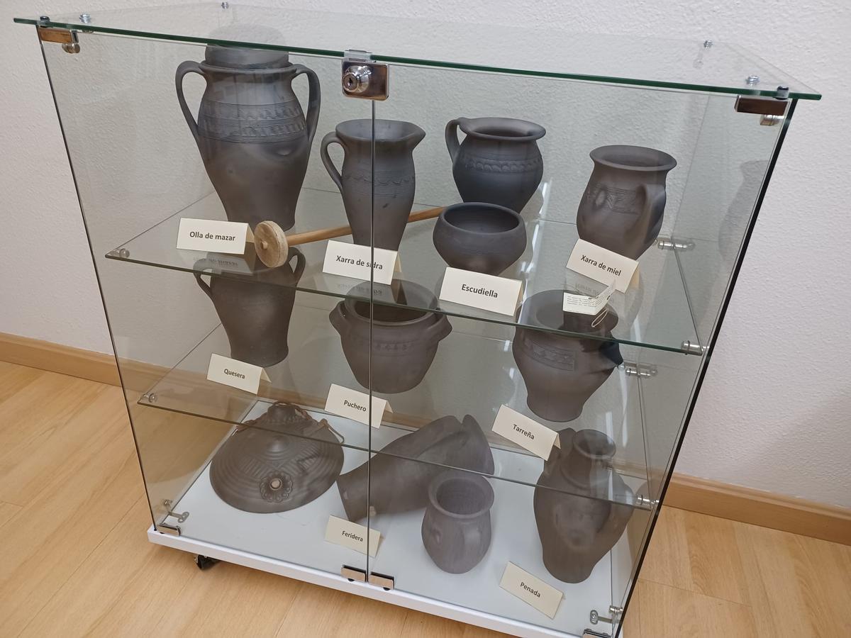 Cerámica local expuesta en la Casa de Cultura de Posada de Llanera.
