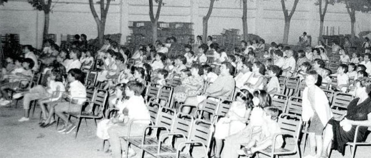 Terraza Santa Rosa: Mucho público infantil en la sesión de este cine ya desaparecido. | FRAMAR/RICARDO/A.J.GONZÁLEZ/CÓRDOBA