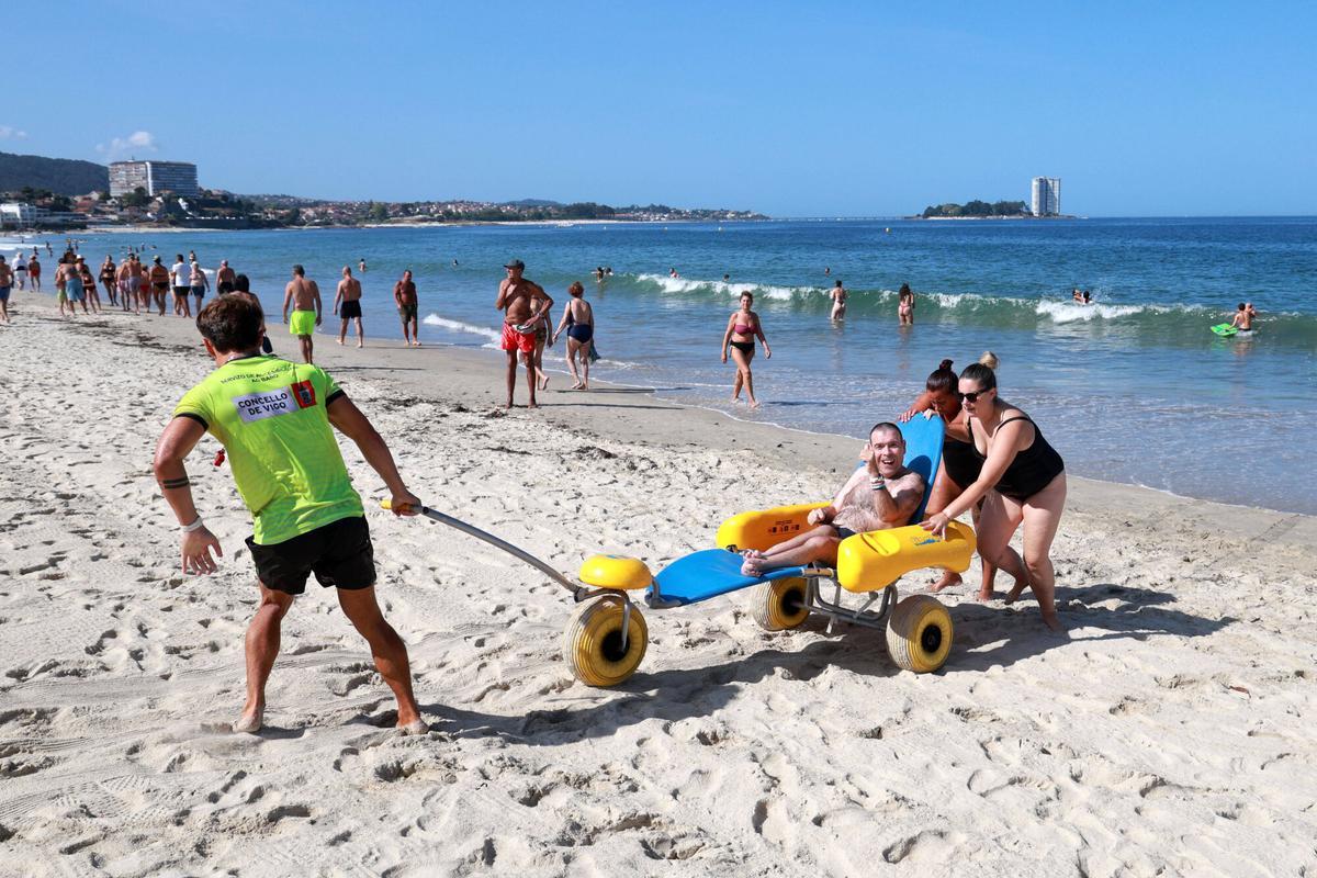 Vigo. Día de playa para los usuarios de la asociación APAMP