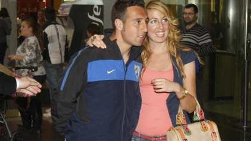 Cazorla se fotografía con una aficionada antes de partir a Madrid.