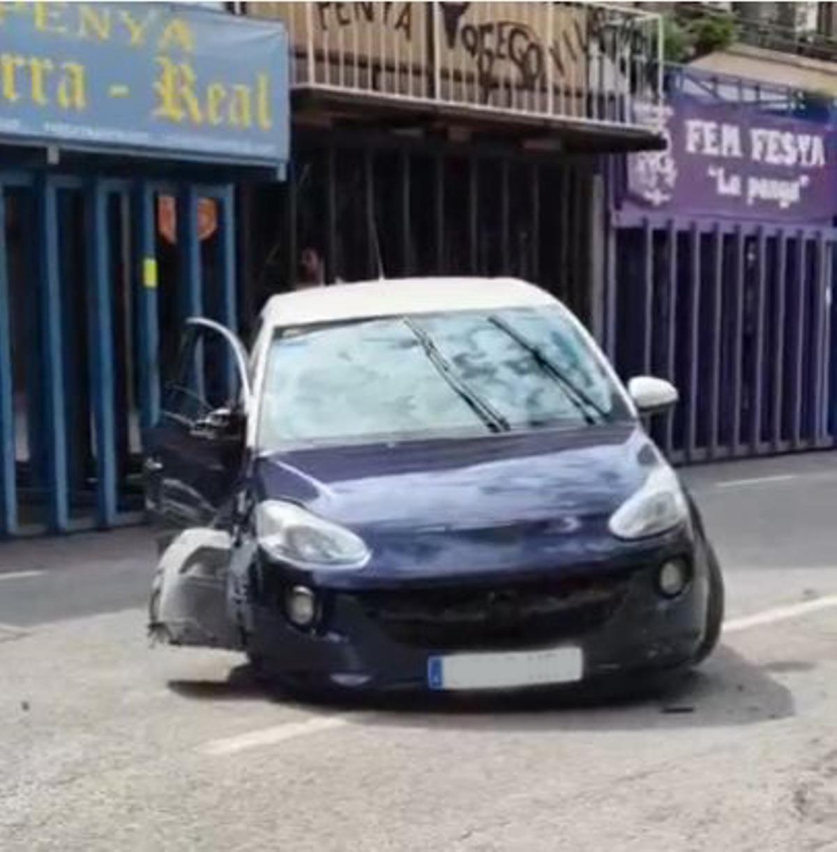 El turismo accidentado, frente a varios cadafales.