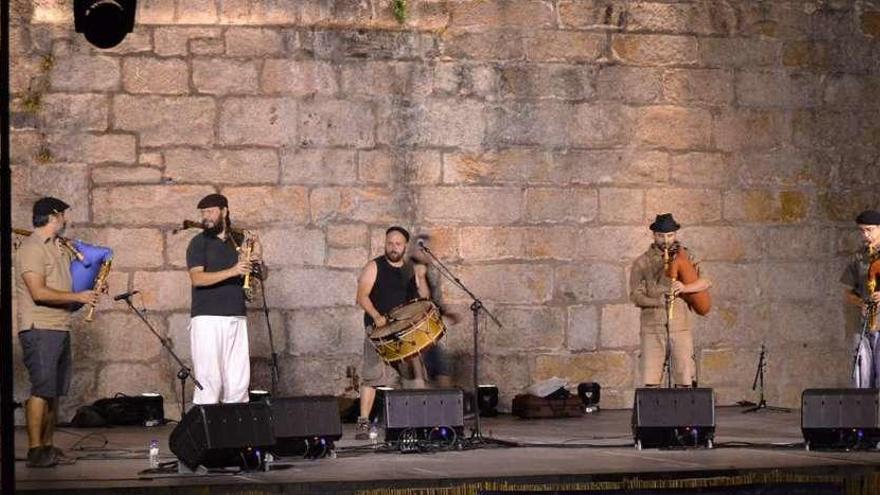 Actuación del grupo portugués &quot;Roncos do Diablo&quot; en Puebla de Sanabria.