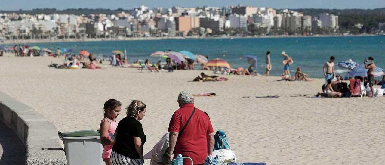 Una familia se dispone ayer a pasar un día de playa.