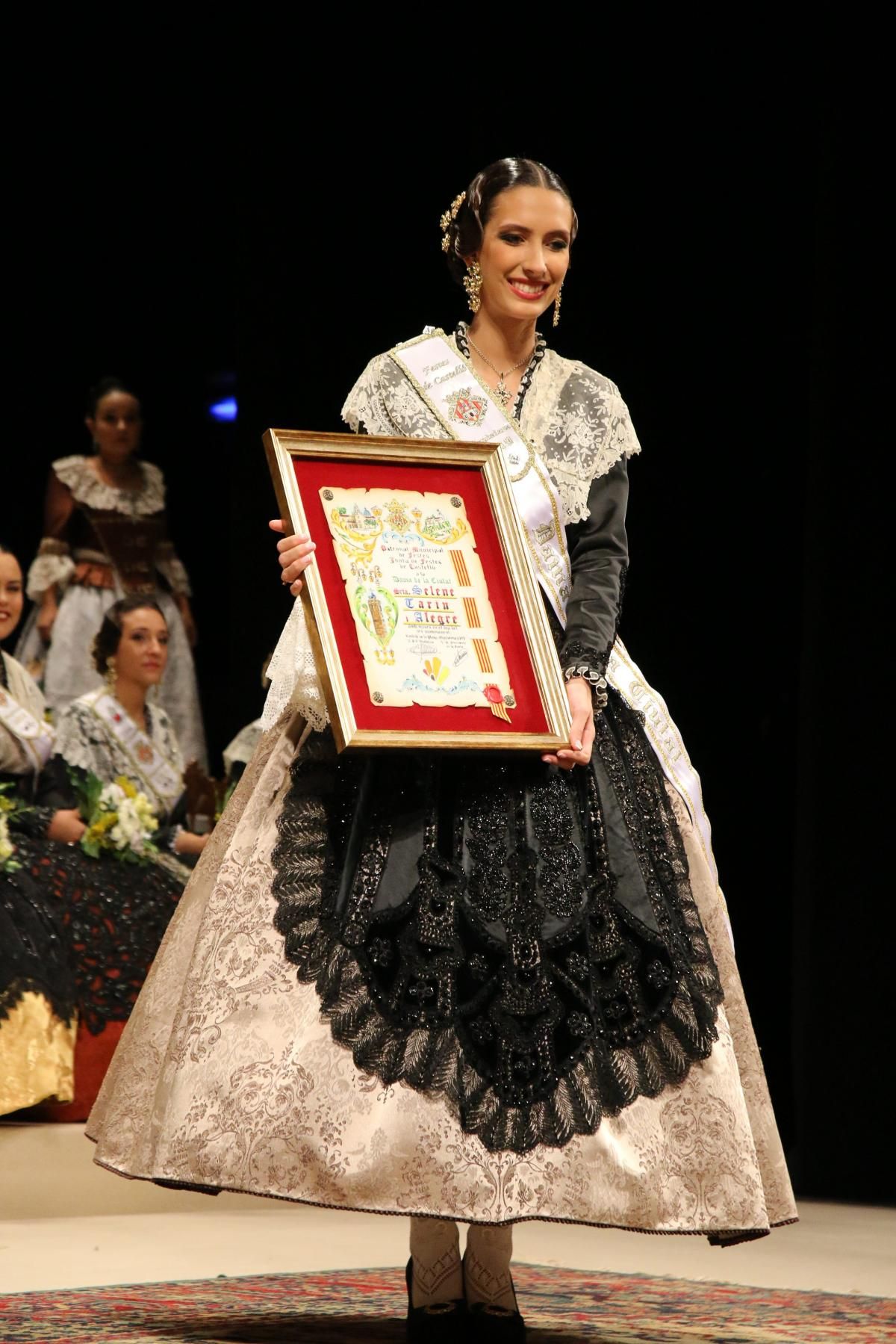 Imposición de bandas a la reina de las fiestas Natalia Palacio