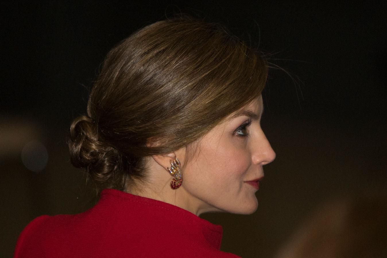 Letizia Ortiz en Japón con un recogido trenzado y pendientes de diamantes