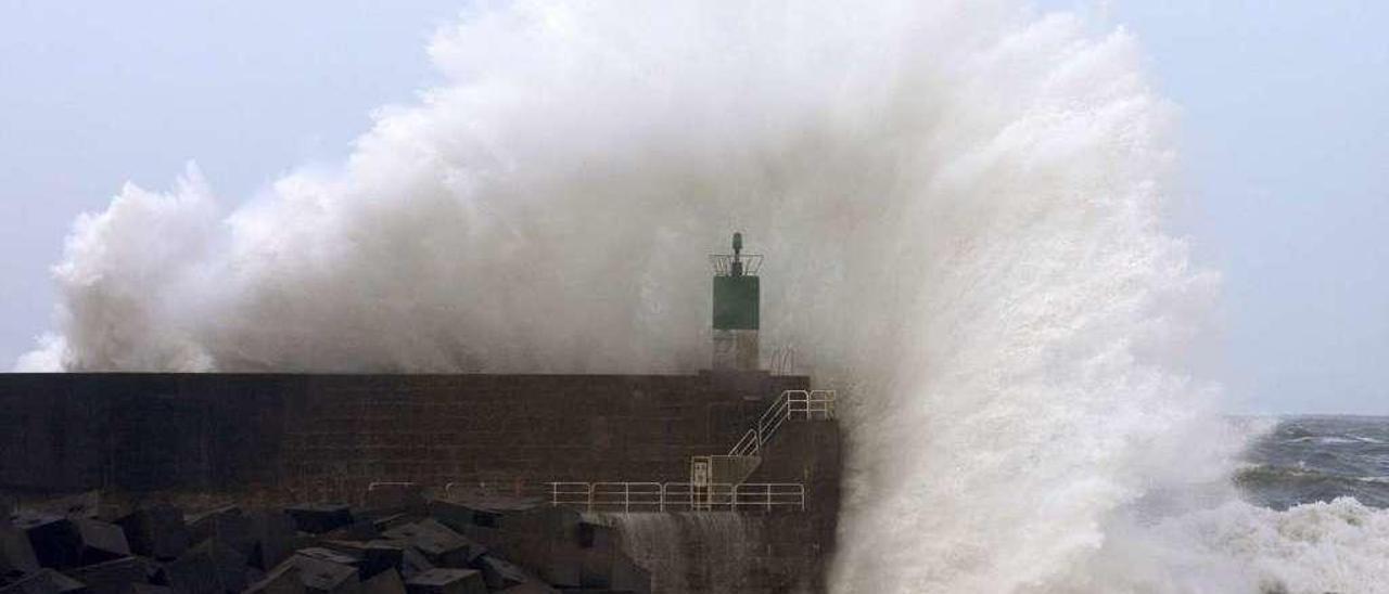 Las olas baten durante un temporal contra el espigón del puerto de A Guarda. // Efe