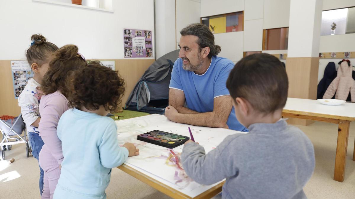 EUn educador en una escola bressol de Girona, en una imatge d'arxiu.