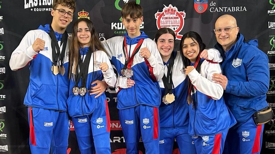 Los y las deportistas del BoxSafor exhiben sus medallas junto a su técnico