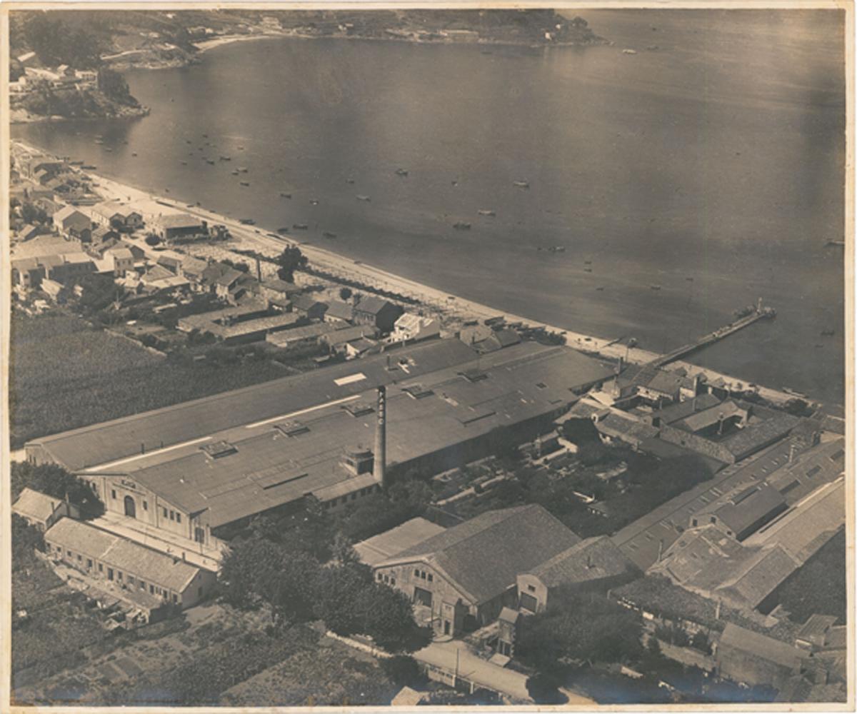 Una imagen aérea antigua del centro de Bueu y el complejo industrial de Massó, que llegaba desde la Avenida Montero Ríos hasta la calle Pazos Fontenla.