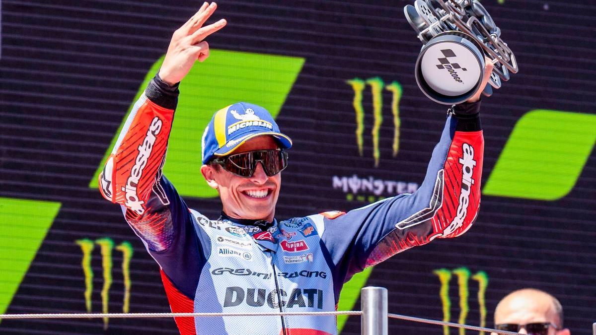 Marc Márquez, celebrando el podio en el Circuit de Barcelona-Catalunya
